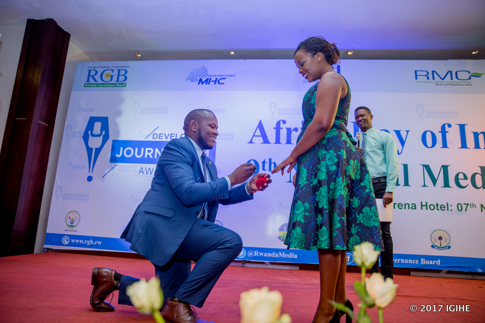 Anangwe yatunguranye muri ibi birori yambika impeta umukunzi we