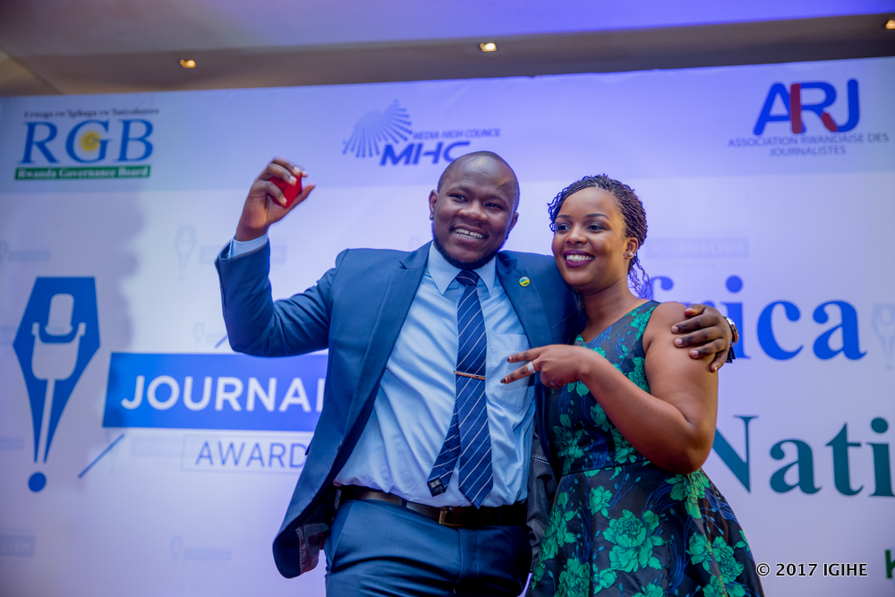 Anangwe n'umukunzi we nyuma yo kumwambika impeta