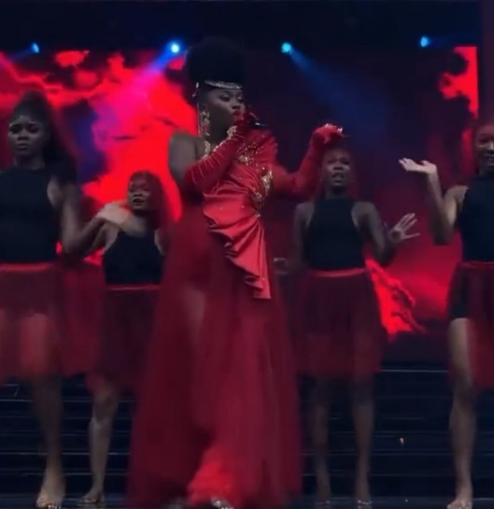 France Mpundu yaririmbaga afite itsinda ry'ababyinnyi rimufasha