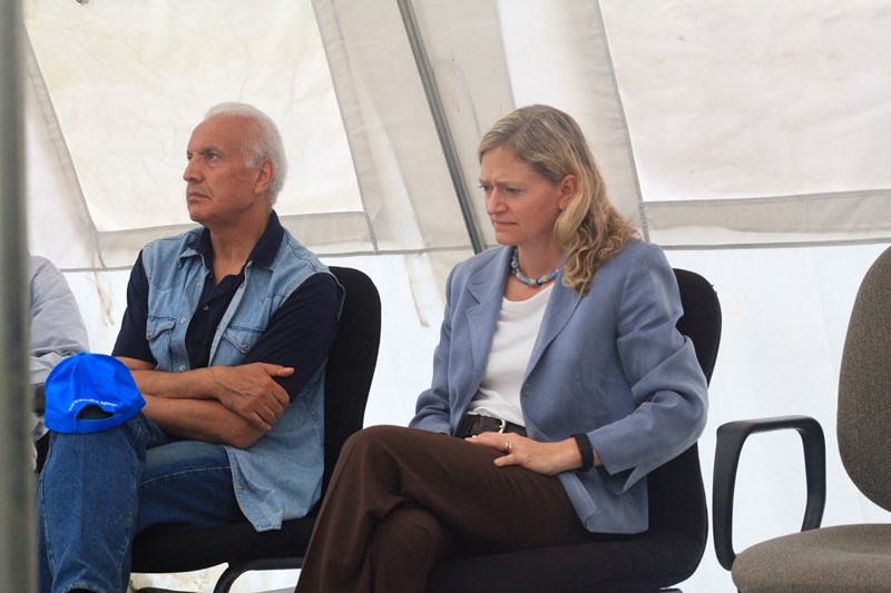Uhagarariye UNHCR mu Rwanda, Saber Azam (ibumoso) na Ambasaderi wa Amerika mu Rwanda ubwo basuraga impunzi ziri mu nkambi ya Mahama