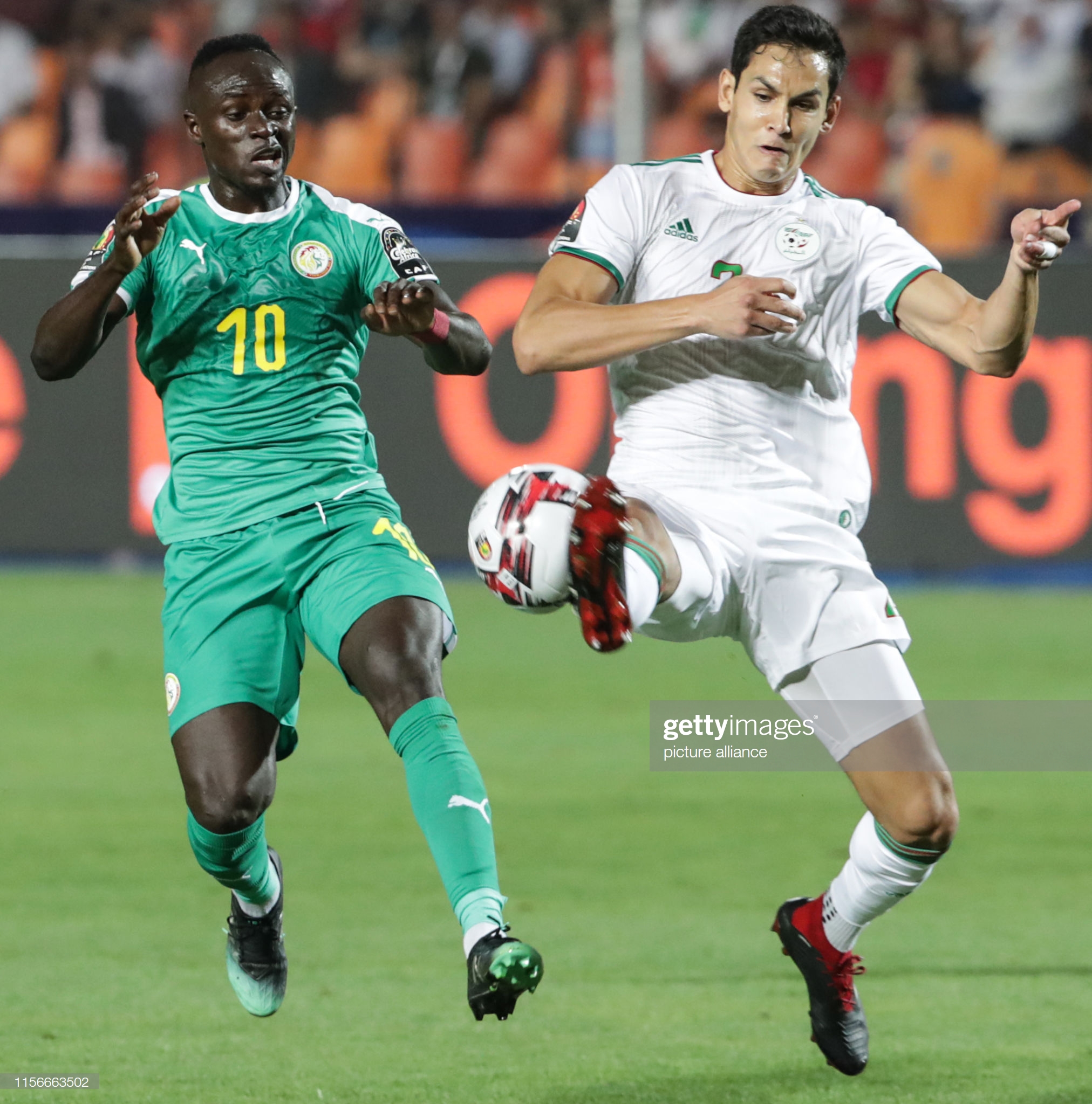 Sadio Mane na Aissa Mandi bahanganiye umupira