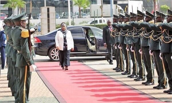 Perezida Samia yasabye abapolisi babyibushye cyane gusubira ku ikosi