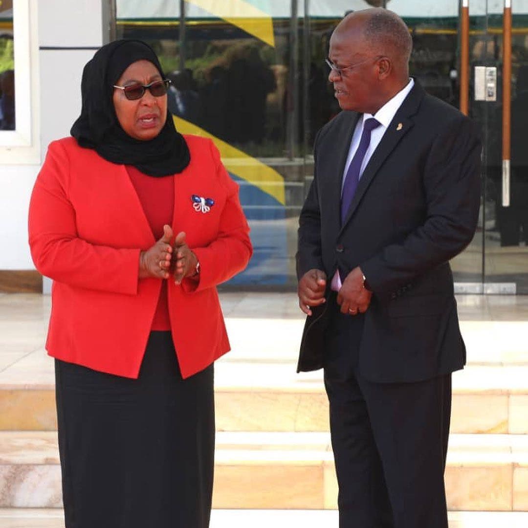 Nyakwigendera Perezida Magufuli (iburyo) aganira na Samia Suluhu wahoze ari Visi Perezida