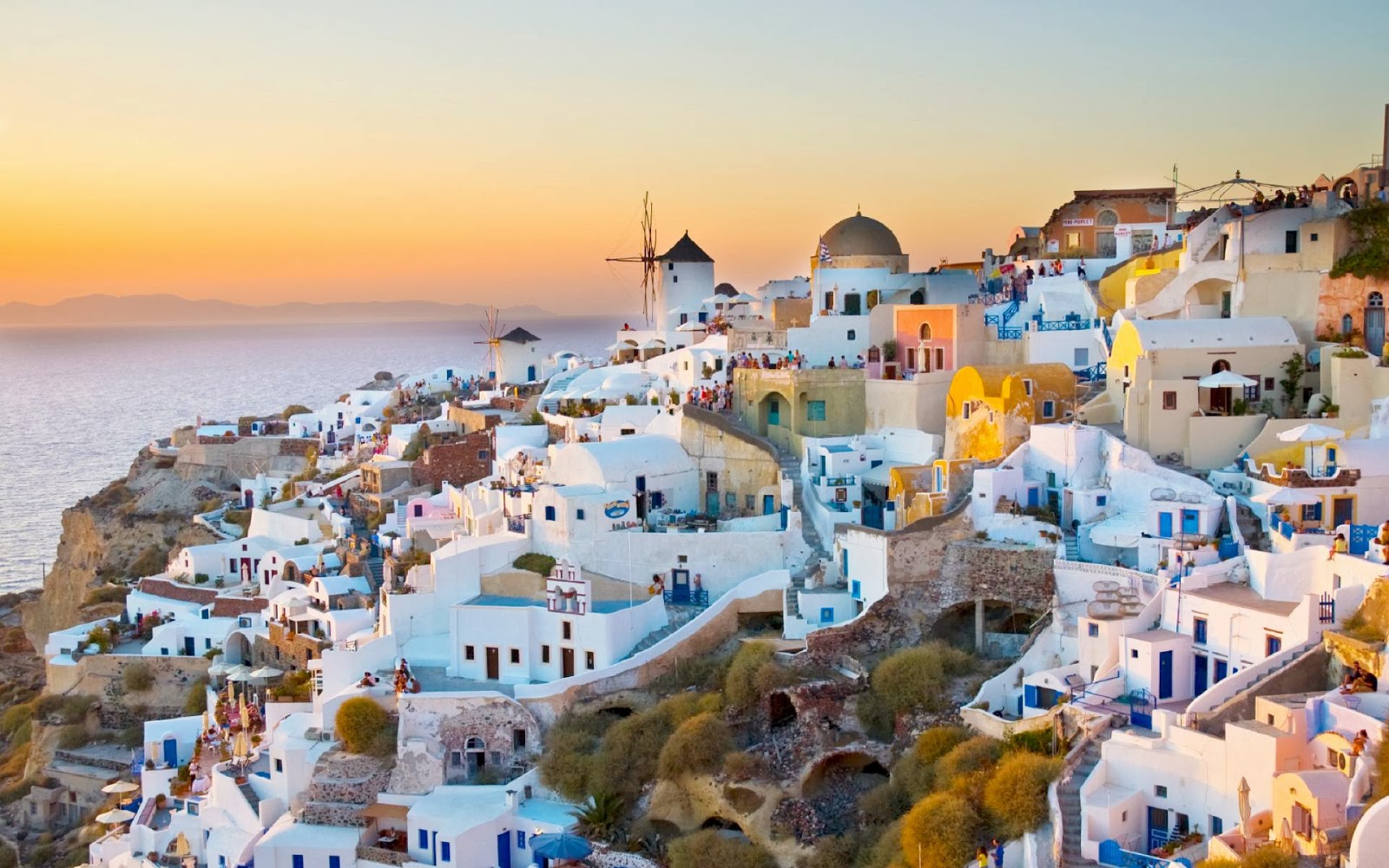 Ikirwa cya Santorini kiri mu nyanja ya Egée ni kimwe mu bikurura ba mukerarugendo benshi mu Burayi