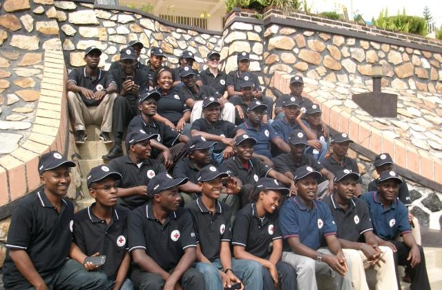 Abakorerabushake ba Croix rouge y’u Rwanda hamwe n'abarimu babahugura