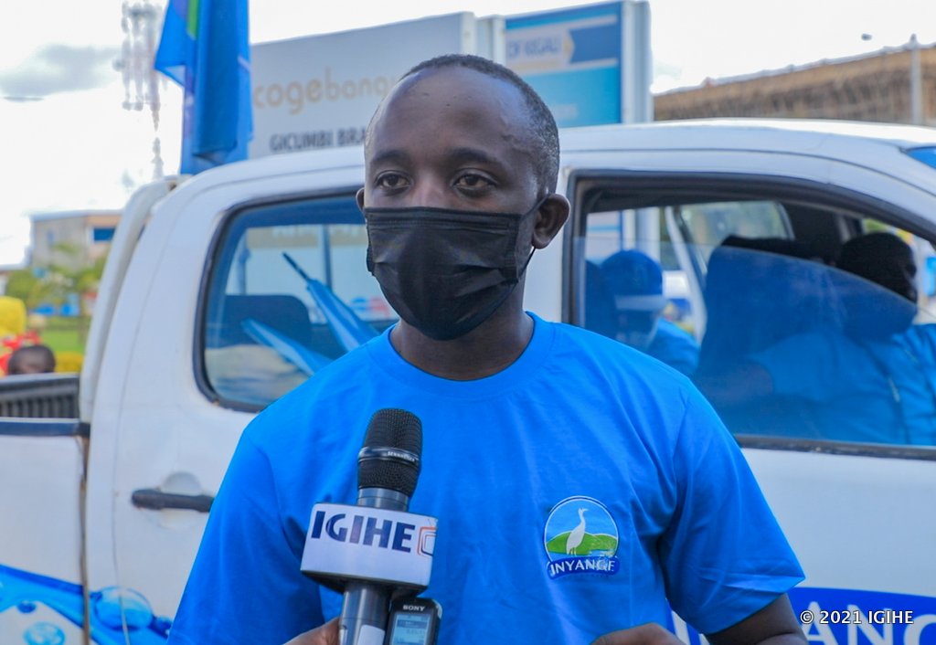 Nshimyumuremyi Gilbert acururiza muri Gare ya Gicumbi aho amaze imyaka ibiri acuruza ibicuruzwa bya Inyange
