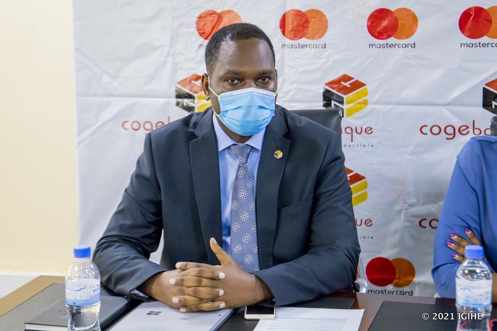 Umuyobozi ushinzwe Amashami muri Cogebanque (Retail banking), Pierre Seruhungo Nsengiyumva, mu bitabiriye isozwa ry'ubukangurambaga bwiswe “Biroroshye hamwe na Cogebanque Mastercard’’