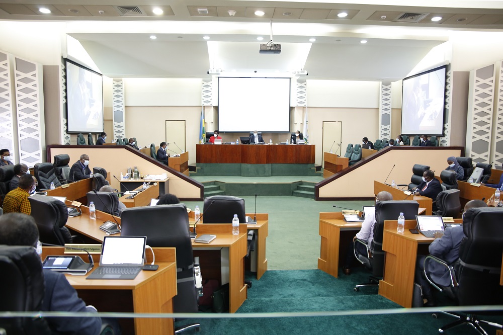 Abasenateri bagize Komisiyo y’Iterambere ry’Ubukungu n’Imari muri Sena y’u Rwanda bagaragaje impungenge ku cyemezo cya Leta cyo kwiyandikishaho ubutaka butandikishijwe na ba nyirabwo