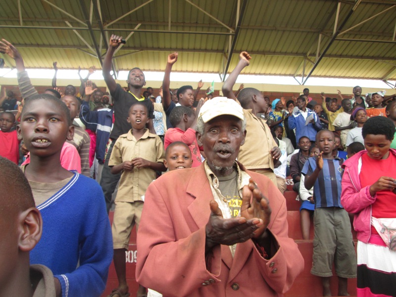 Ngo yaje yiyambariye nk'abaturage