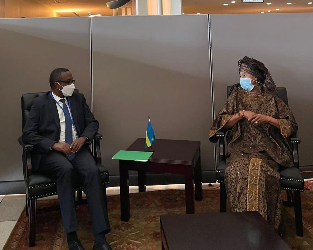 Dr Vincent Biruta yahuye na Aïssata Tall Sall, Minisitiri w’Ububanyi n’Amahanga wa Senegal baganira ku gushimangira iby’ubucuruzi n’ubufatanye mu bukungu