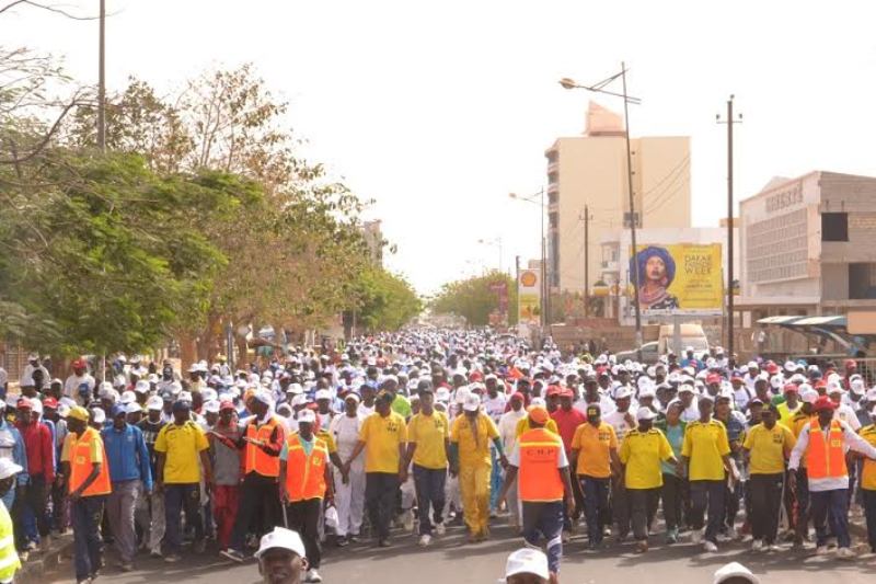 Imbaga y'abantu yitabiriye urugendo rwo kwibuka Jenoside,muri Senegal