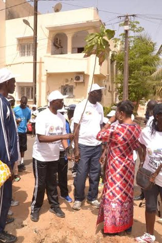 Amasaderi Harebamungu n’Umuyobozi wa Komini ya Dieuppeul-Derklé bateye ibiti ikimenyetso cy'ubufatanye bw'ibihugu byombi