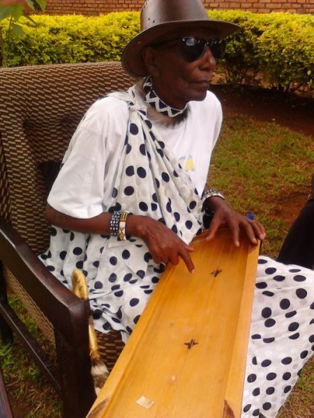 Sentore Athanase we yitabye Imana mugoroba wo kuwa Gatatu tariki 21 Werurwe 2012 i saa moya n’iminota 20 ku isaha y’i Kigali, aguye i Mumbai mu gihugu cy’u Buhinde. Azwi mu buhanzi aho yatoje amatorero menshi akanaba umuhanga mu gukirigita inanga.