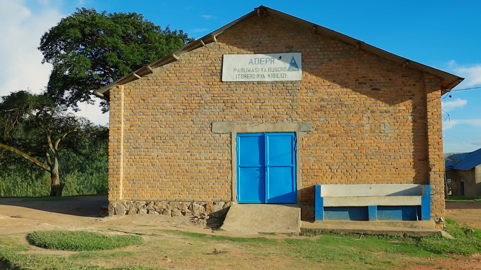 Iyi nzu yubatswe n'Umwami Rudahigwa, bayibambagamo impu z'inka mbere yo kuzigurisha, mu 1994 hiciwe abagore n'abana basaga 400
