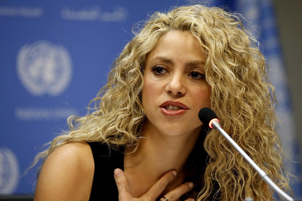 Shakira yatangaje ko nyuma yo gutandukana na Gerard Piqué hari umuhanzi wamusindagije akajya amubaza buri munsi uko amerewe