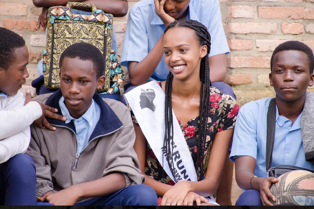 Shanitah ari kumwe n'abanyeshuri abaganiriza