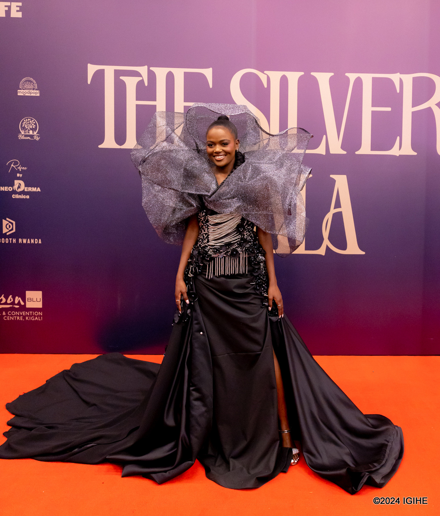 Sherrie Silver anyura ku itapi y'umutuku