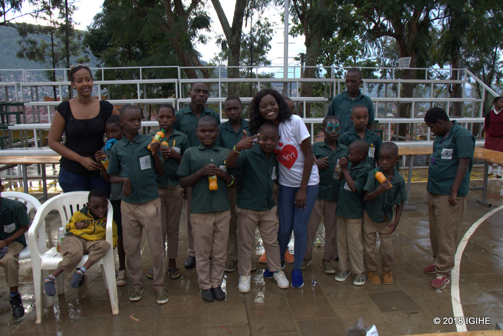 Sherrie Silver yanasangiye n'abana bafite ubumuga