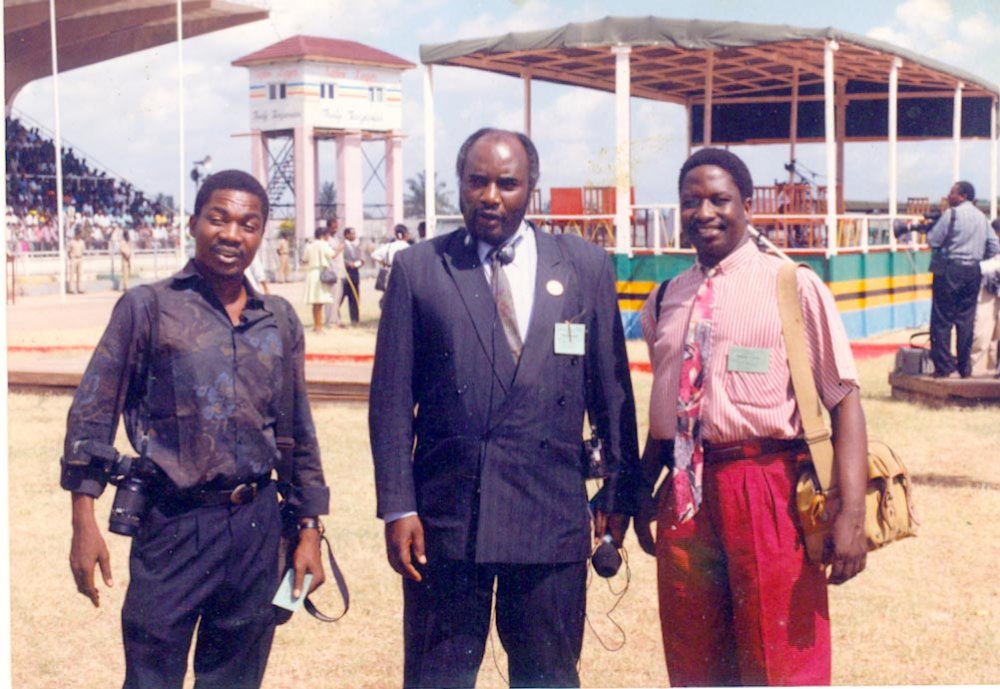 Kabendera Shinani ni uyu wo hagati. Iyi foto yafashwe ku itariki ya 18/11/1995