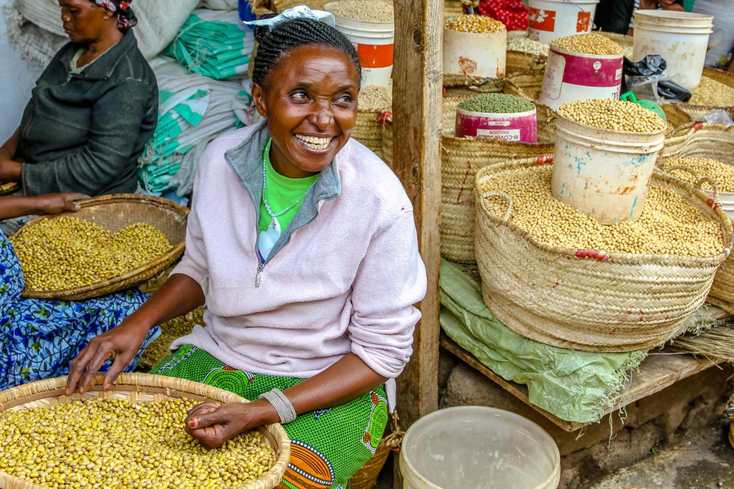 Umujyi wa Arusha urimo amasoko atandukanye. Iyo uyagezemo ahanini ntushobora kuyavamo utabonye abacuruzi b'ibinyampeke n'ibindi bihingwa byera mu nkengero z'umujyi