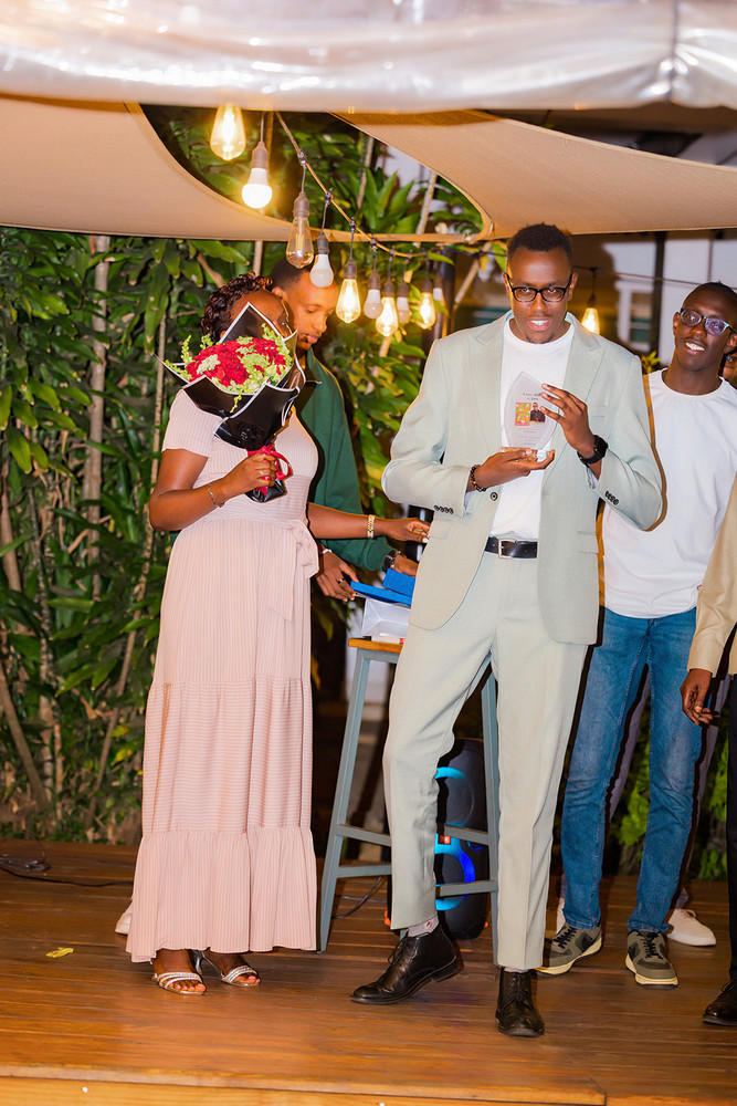 Ubwo Shyaka yamurikaga igitabo cye, ababyeyi be bamuhaye impano