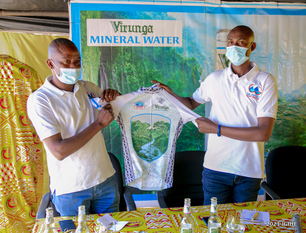 Ubuyobozi bwa Muhazi Cycling Generation bwahawe umwambaro ikipe izakoresha mu marushanwa izitabira