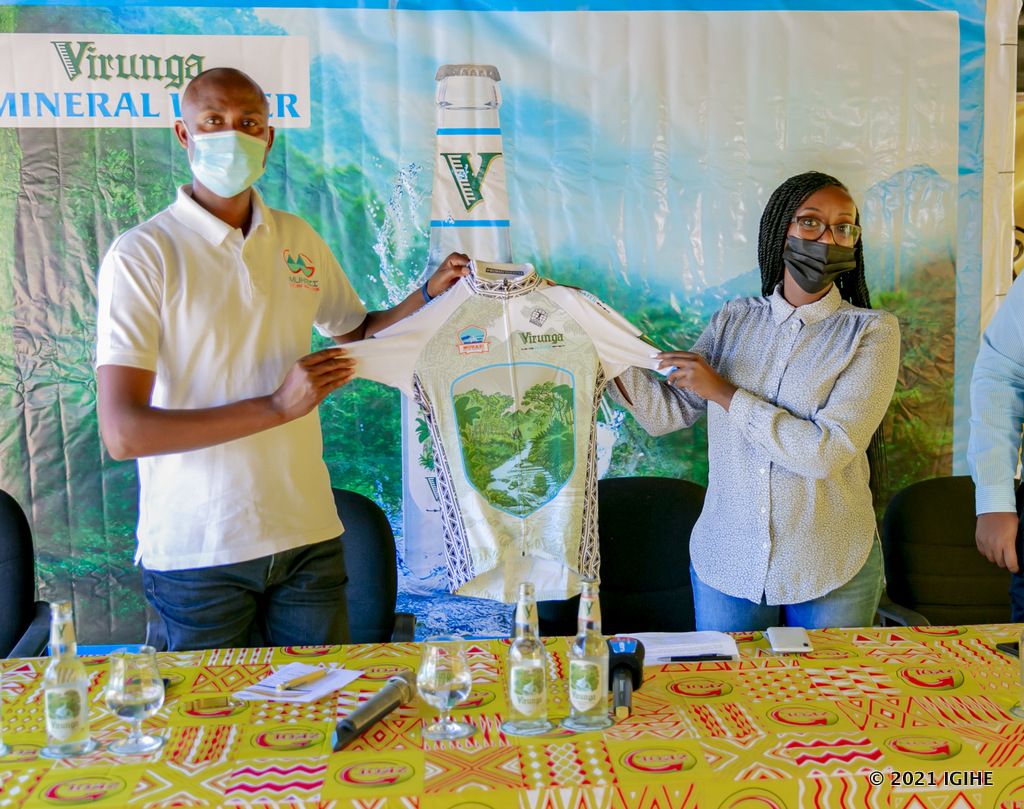 Ubwo ubuyobozi bwa SKOL bwashyikirazaga ubwa Muhazi Cycling Generation umwambaro w'ikipe