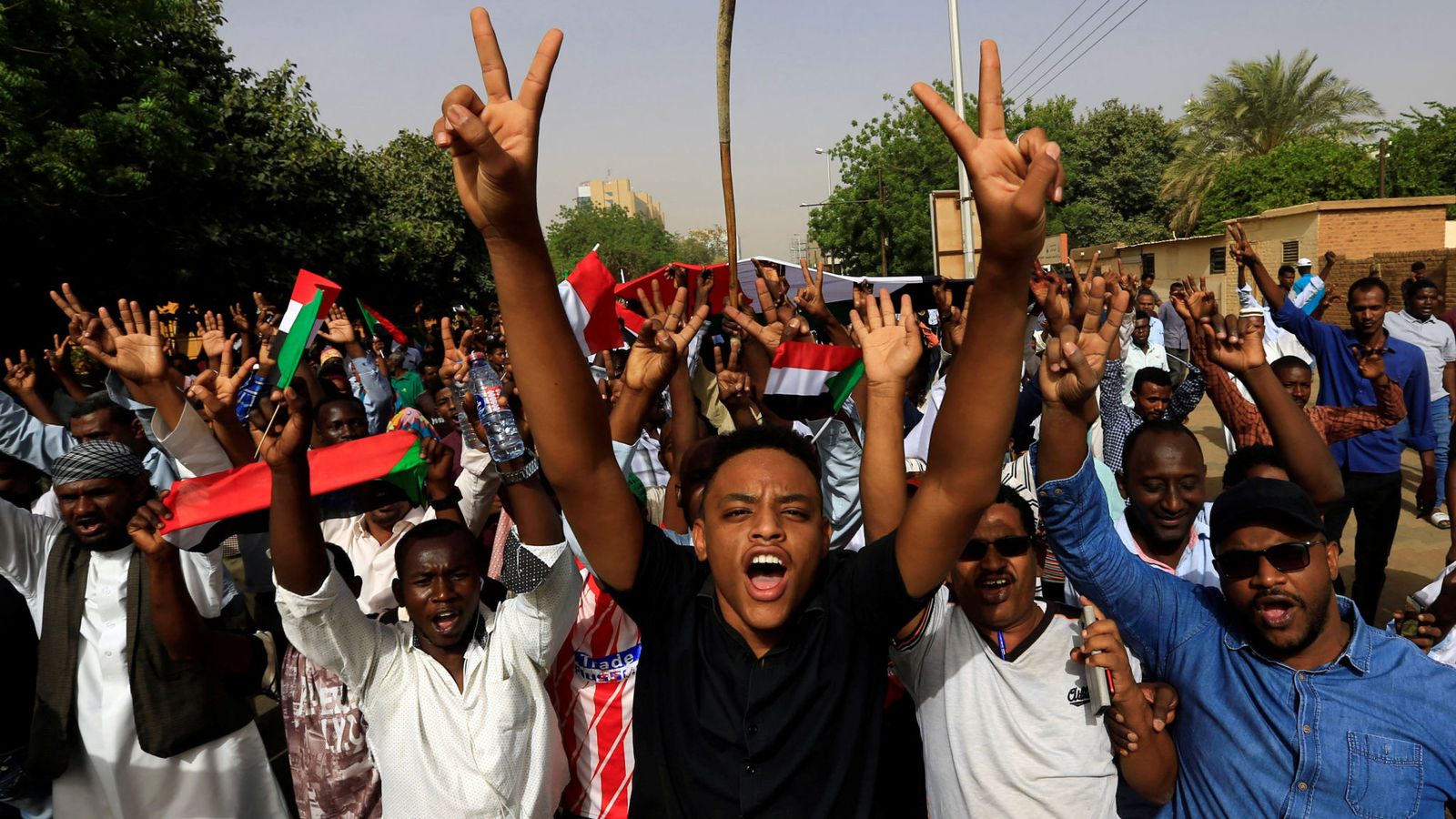 Ibyishimo ni byose mu baturage nyuma y’aho Omar al-Bashir akuriwe ku butegetsi