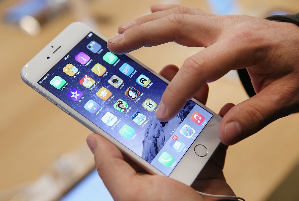 Inyigo zitandukanye zagaragaje ko gukoresha telefone igihe kirekire bishobora kugira ingaruka ku buzima bw'umuntu
