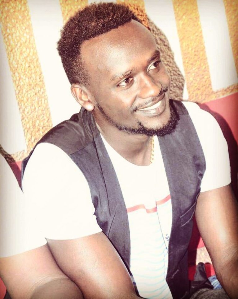 Social Mula ntiyemeranya n'abavuga ko yashishuye amagambo y'indirimbo ya Simi