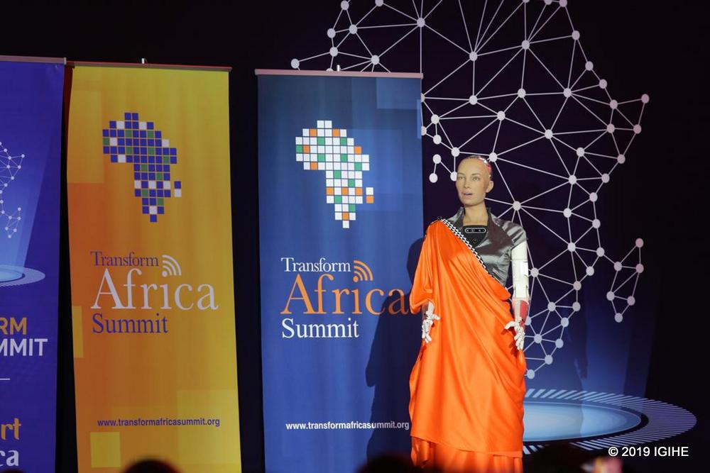 Robot ya Sophia yatangariwe na benshi mu Nama ya Transform Africa yabereye i Kigali