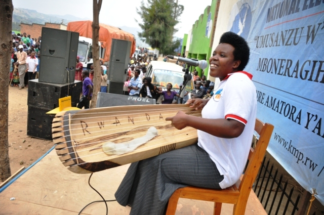 Sofia Nzayisenga aririmba indirimbo ye "Umugabo w'inganzwa"