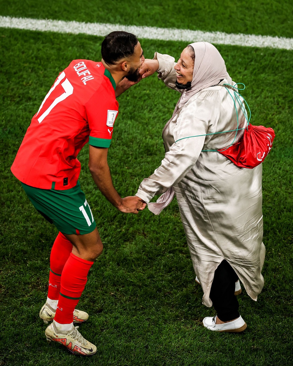 Sofiane Boufal yishimira intsinzi ari kumwe n'umubyeyi we