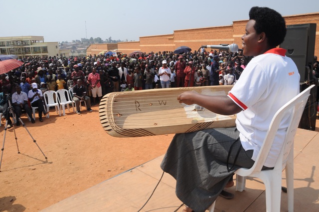 Sofiya Nzayisenga mu ndirimbo za gakondo n'inanga