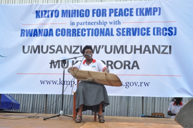 Sofiya Nzayisenga acuranga inanga ya gakondo ya kinyarwanda