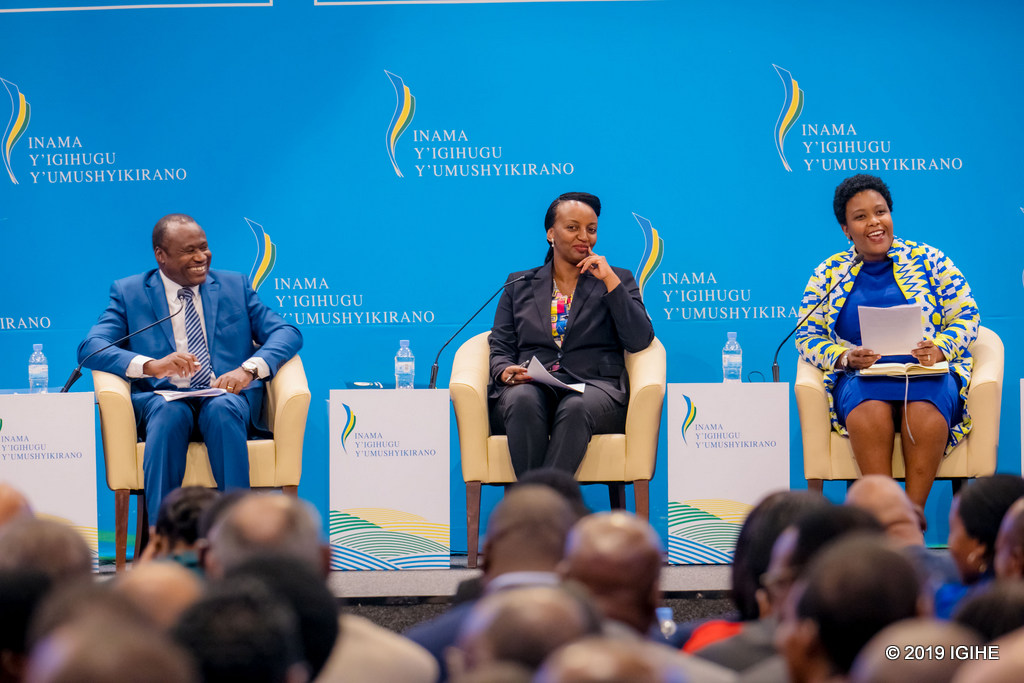 Uhereye ibumoso: Minisitiri w'Imari n'igenamigambi Dr Uzziel Ndagijimana, Minisitiri w'Ubucuruzi n'Inganda, Soraya Hakuziyaremye n'Umuyobozi wa RDB, Clare Akamanzi