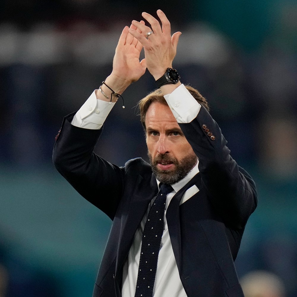 Gareth Southgate yagiye gushimira abafana b'u Bwongereza bari baje kubashyigikira