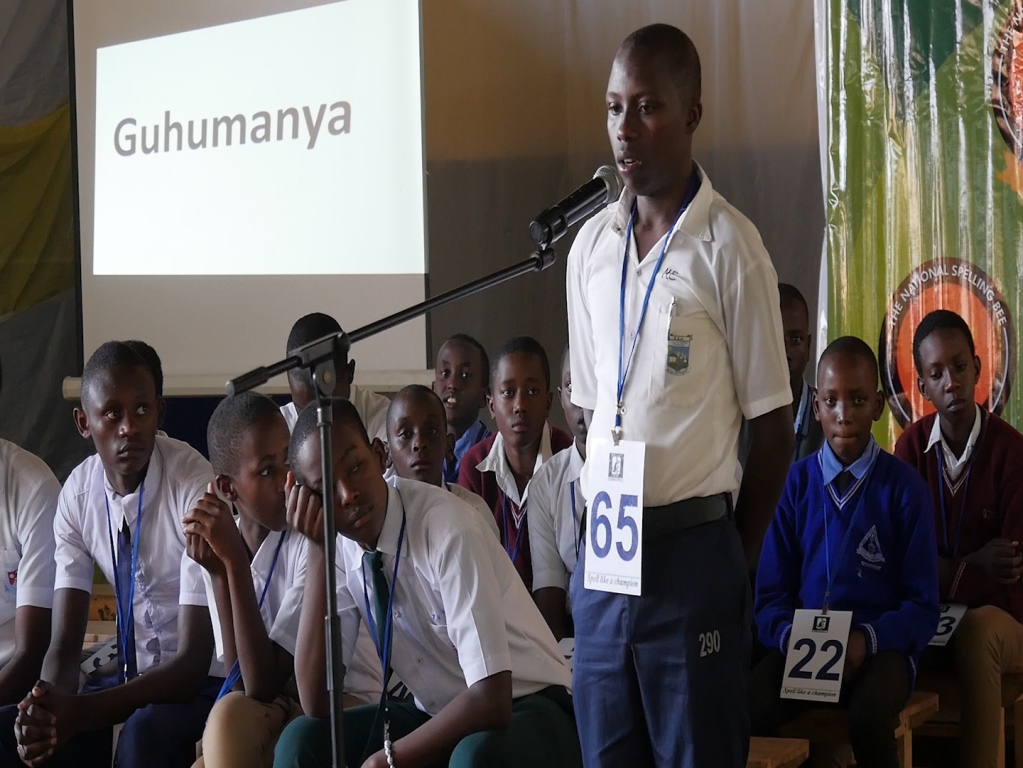 Buri wese anyura imbere y'imbaga akagaragaza ubuhanga bwe mu kuvuga Icyongereza