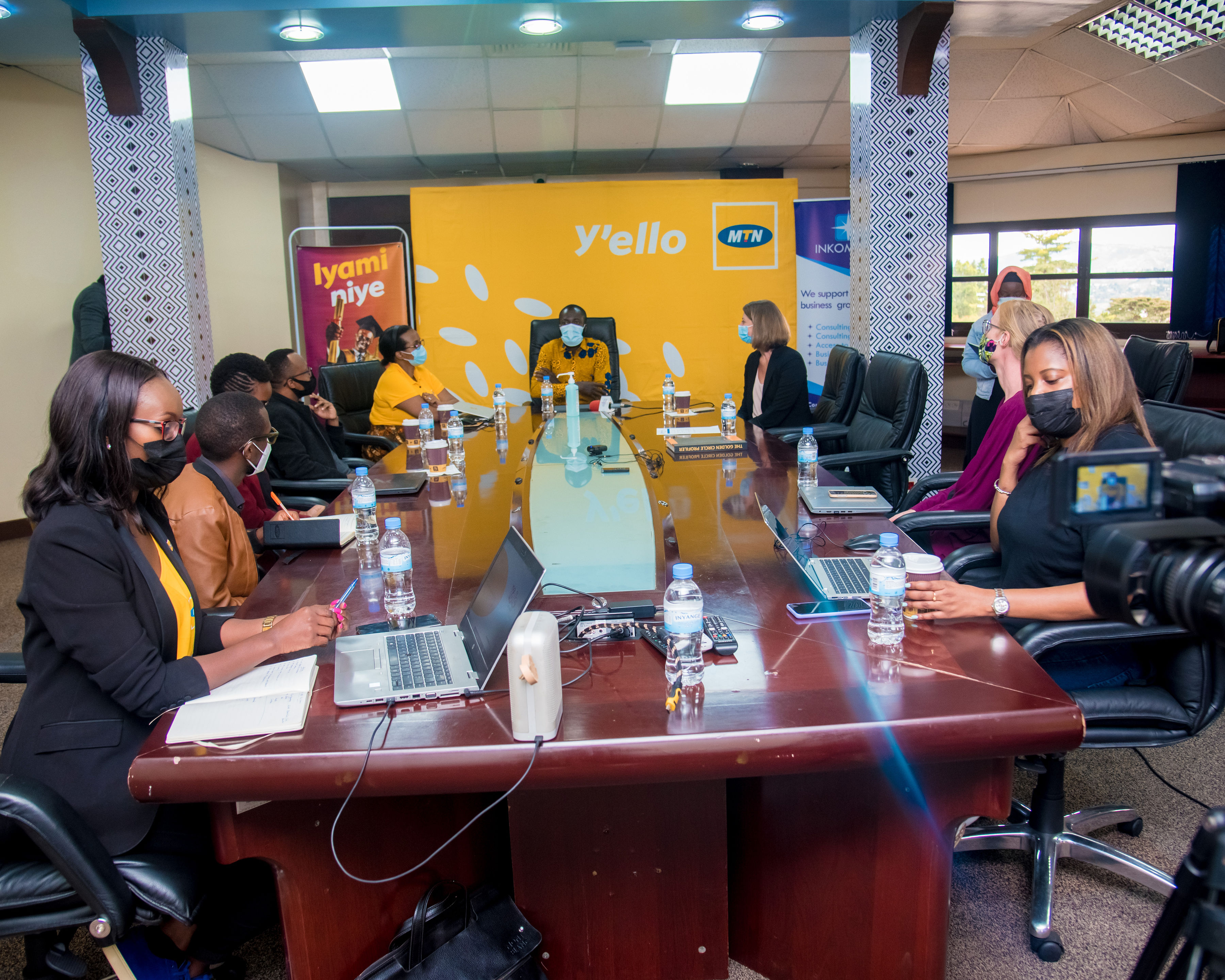 Abitabiriye umuhango wo gutangiza iki gikorwa bari bambaye udupfukamunwa nk'uburyo bwo kwirinda COVID-19