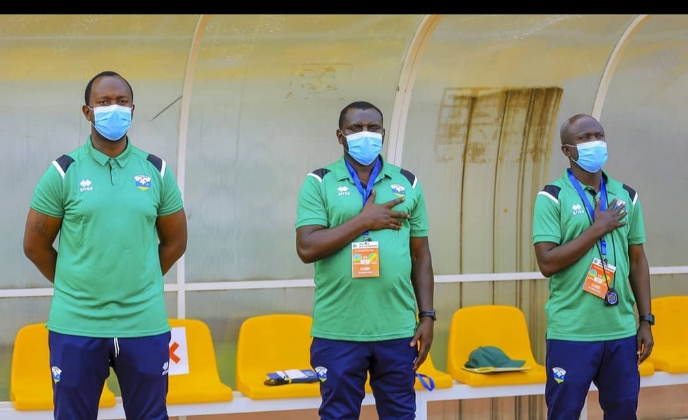 Habimana Sosthène (uri hagati) na Kirasa Alain (uri iburyo) ni bo bahawe Ikipe y'Igihugu y'u Rwanda y'Ingimbi