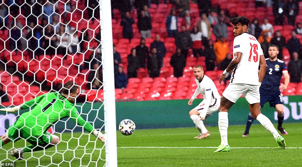 Jordan Pickford yakuyemo umupira watewe na Stephen O'donnell mu gice cya mbere