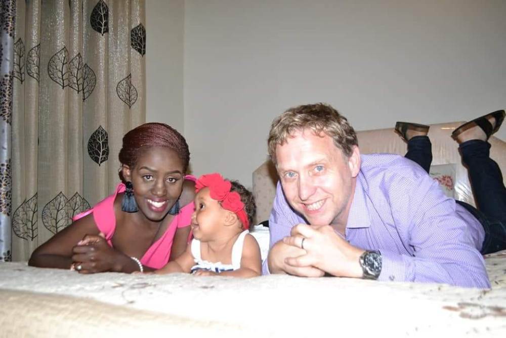 Stewart ari kumwe n'umugore ndetse n'umwana wabo