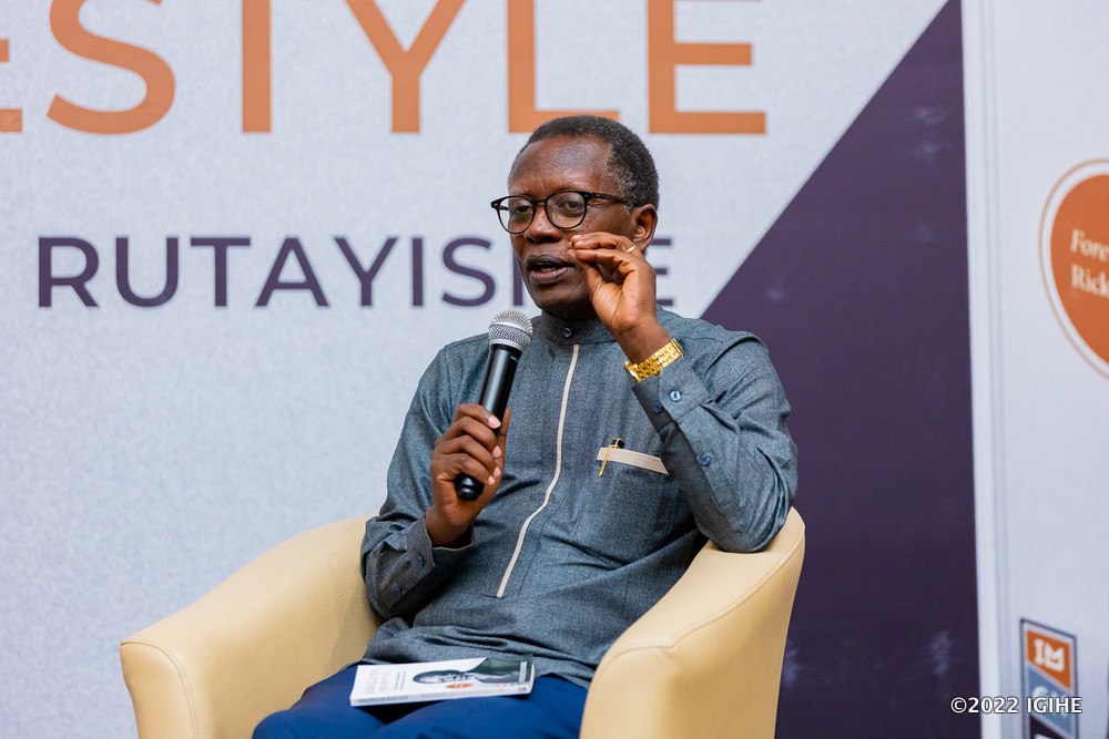 Pasiteri Antoine Rutayisire yatangaje ko atari byiza ko ababyeyi bakomeza kwinjira mu mibanire y'abana babo nyuma yo gushaka