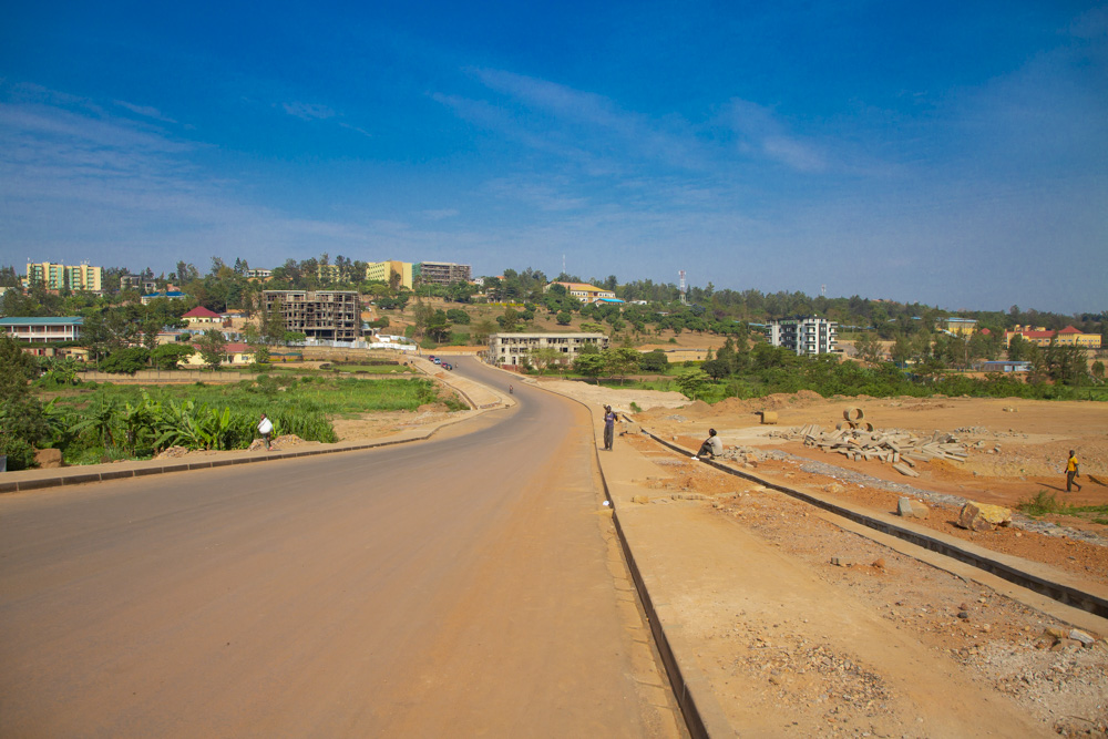 Uretse mu Ntara, no mu Mujyi wa Kigali imihanda ikomeje kubakwa. Igice cy'umuhanda Nyabisindu - Nyarutarama cyamaze kurangira