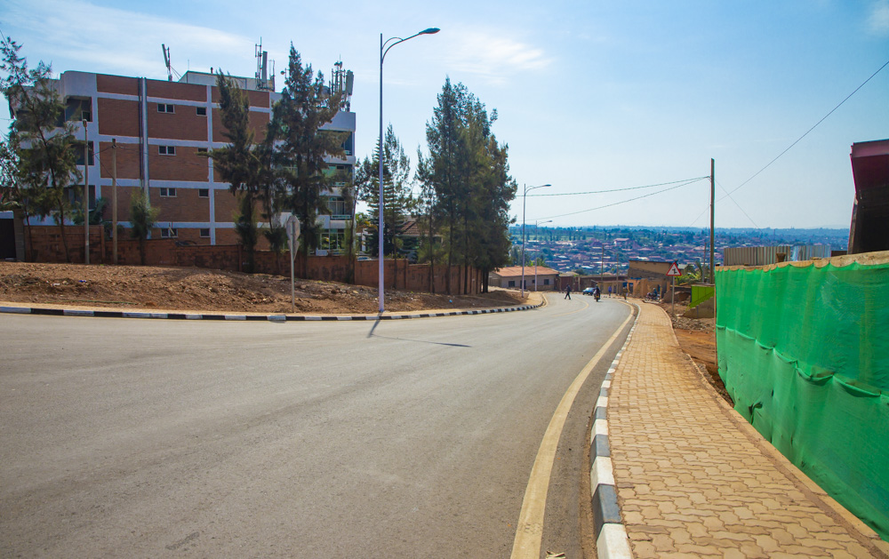 Umuhanda uca munsi y'iyahoze ari Alpha Palace Hotel ukagera Kabeza usigaye wifashishwa cyane n'abantu, batiriwe banyura mu masangano y'imihanda mu Giporoso
