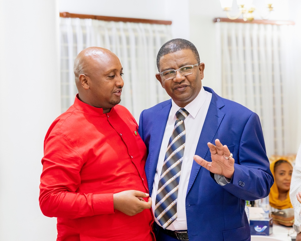 Michael Shyaka Nyarwaya aganira n'umwe mu ashoramari bo muri Sudani