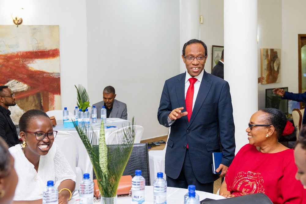 Chargé d'affaires wa Sudani mu Rwanda, Khalid Musa Dafalla Musa ubwo yaganiraga n'abashoramari benshi