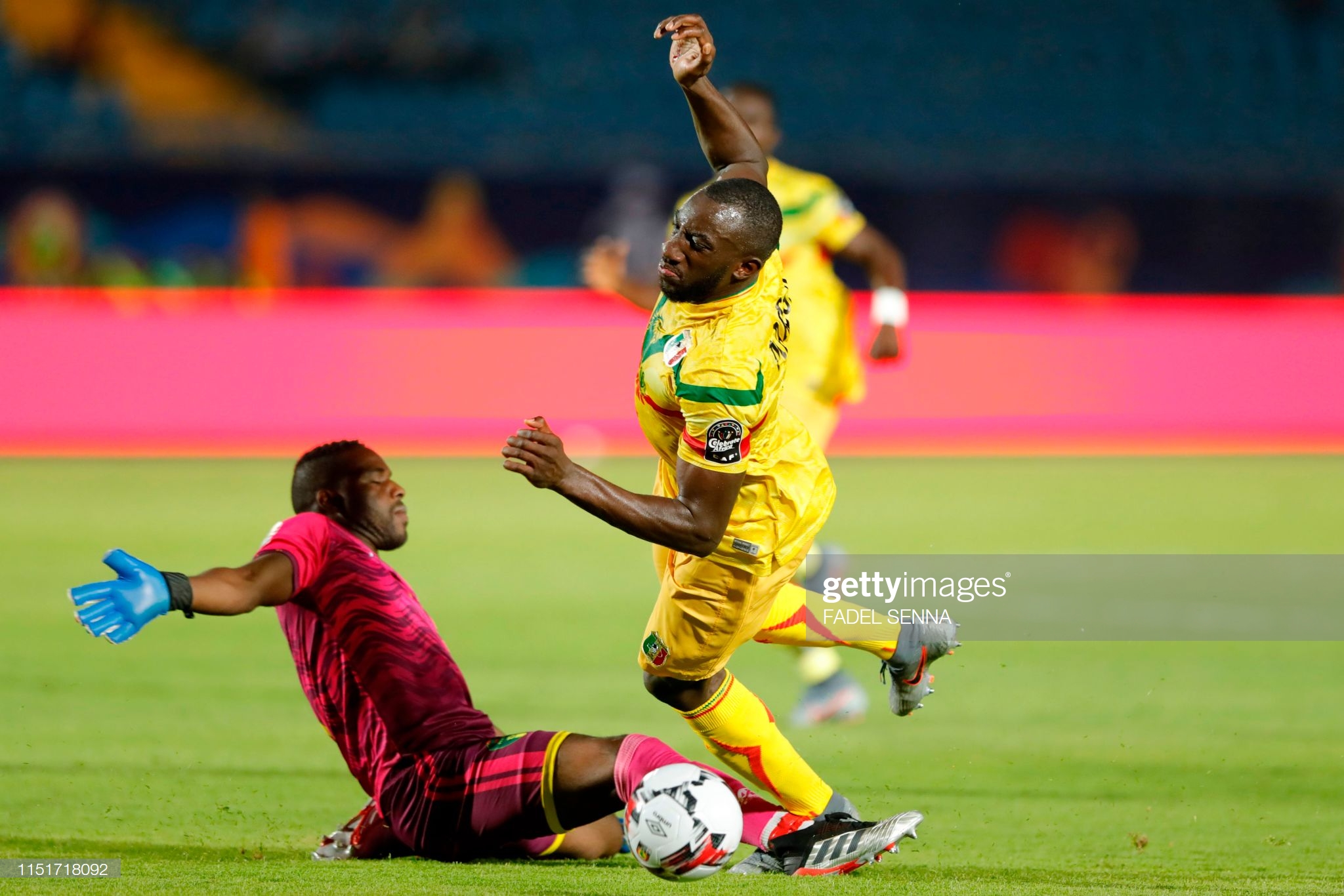 Umunyezamu Suleiman Brahim akorera ikosa kuri rutahizamu wa Mali, Moussa Marega