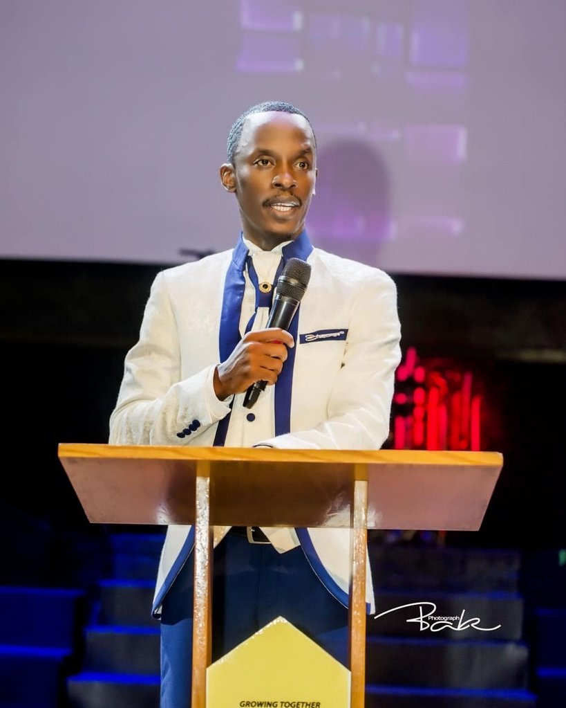 Prophet Sultan yifashishije Abaroma 5:18 abwiriza uko igicumuro cy’umwe cyatumye abantu bose bacirwaho iteka ari nako igikorwa cy’umwe cyo gukiranuka cyatumye abantu bose batsindishirizwa bahabwa ubugingo