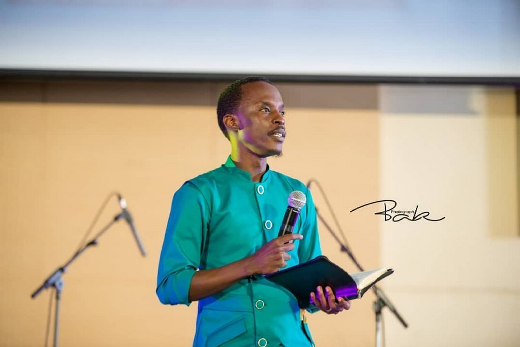 Prophet Sultan Eric amaze gutumirwa mu bitaramo bitandukanye aho atanga ubutumwa bushimangira imbabazi z'ibyaha zatangiwe ku musaraba i Gologota
